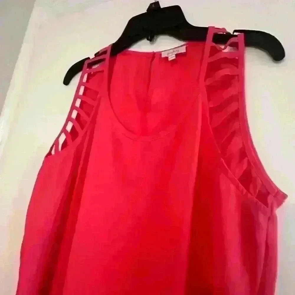 Pixley. Sleeveless blouse. Salmon with cutout accents